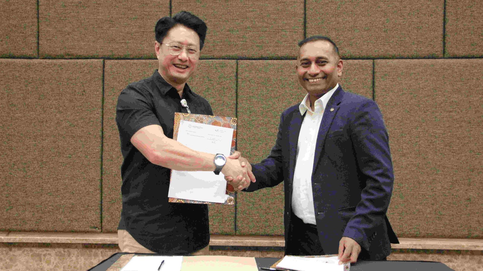 L to R: Dr. Fiktorius Kuludong, Director, Mayapada Hospital Jakarta Selatan and Expecto Health Science's Chief Executive Officer, Dr Pramod Kashid at the signing event at Mayapada Hospital Jakarta Selatan, Indonesia