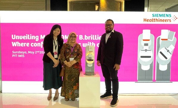 [L-R]: Ms. Vivien Tan, XP Business Manager, Siemens Healthineers ASEAN; Prof. Dr. dr. Lina Choridah, Sp.Rad (K), Chairwoman Indonesian Woman Imaging Society; Hendya Perbangkara, Head of Diagnostic Imaging, Siemens Healthineers Indonesia